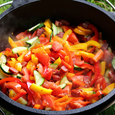 Bunter Feuertopf aus dem Dutch Oven