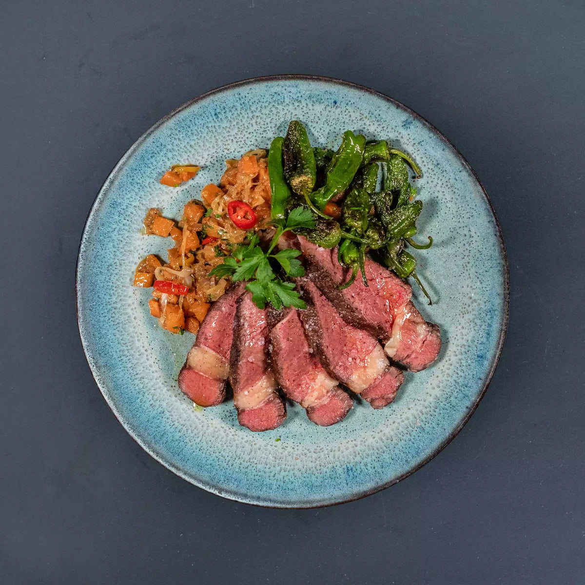 Tomahawk steak édesburgonyás-chilis salátával és sült pimiento paprikával
