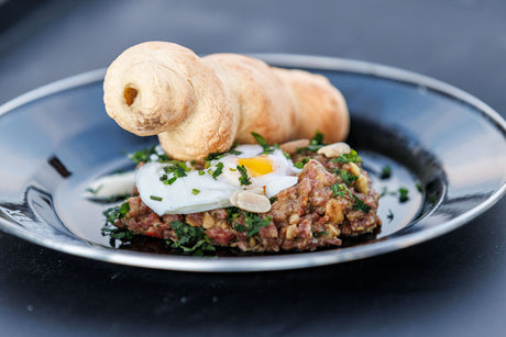 Gefülltes Stockbrot mit Asia Rindertatar, pochiertem Ei und Wasabi-Mayo
