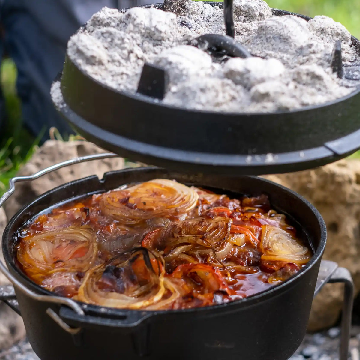 Főzés Dutch Ovenben: brikettel, gázgrillen és sütőben