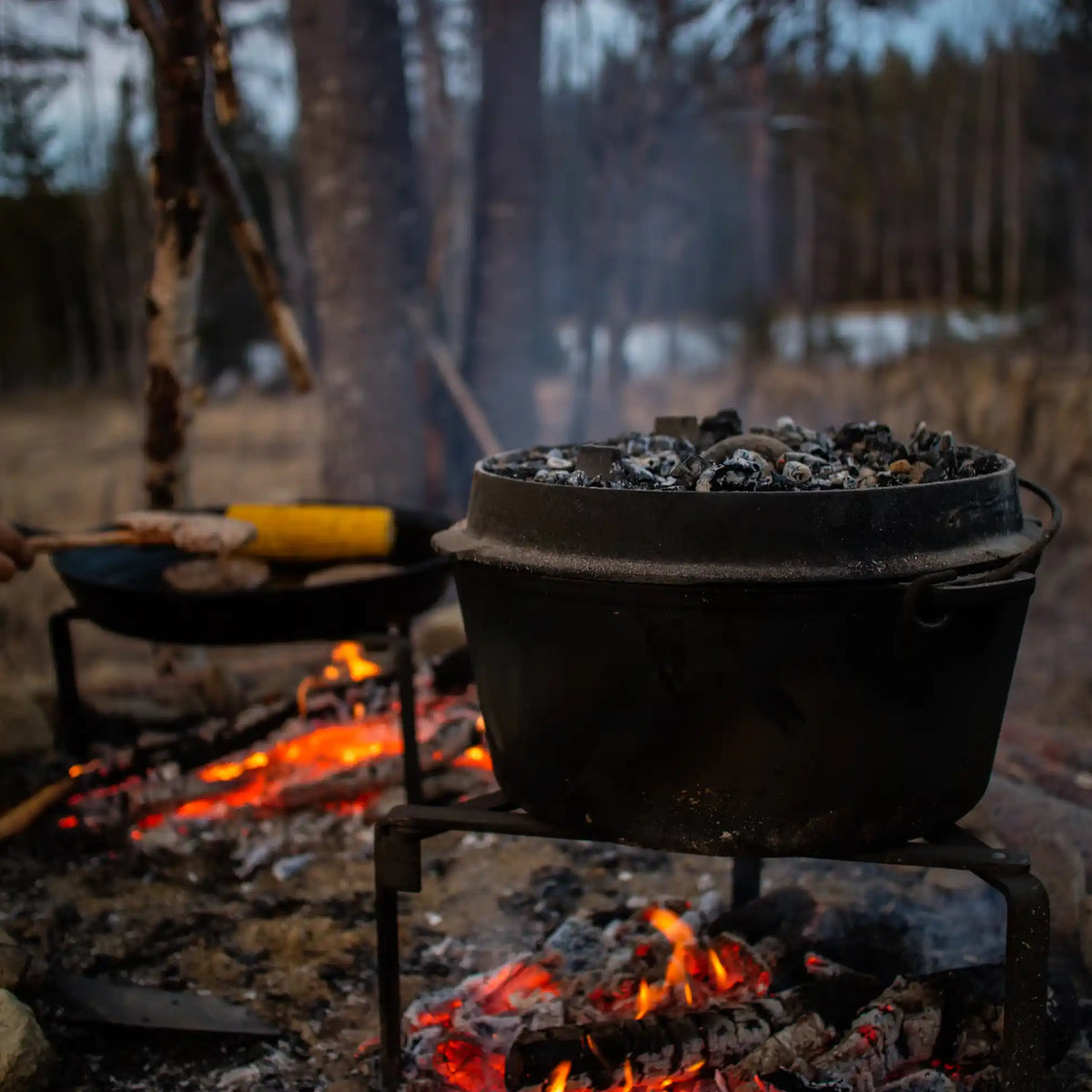 Dutch Oven hevítés: így adagold a szenet tökéletesen