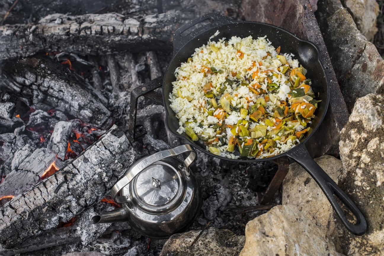 Pfanne aus Gusseisen im Lagerfeuer