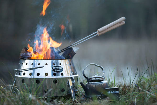 Glühender Atago Grill draußen, bereit zum Grillen