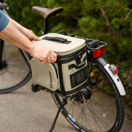 Petromax Kühltasche mit Fahrradgurt am Fahrrad befestigt