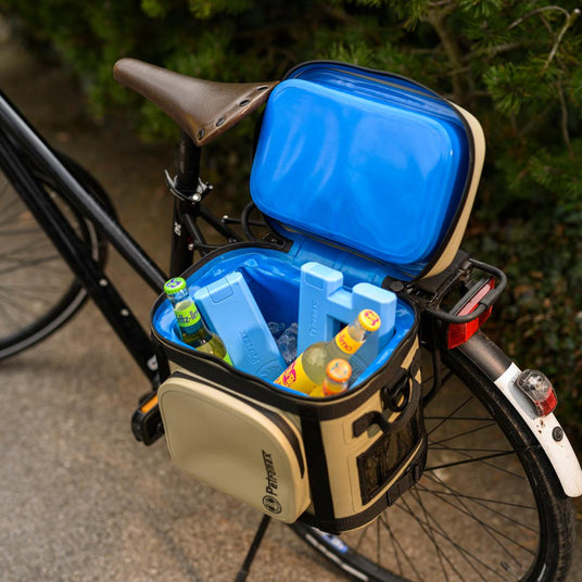 Petromax Kühltasche mit Fahrradgurt am Fahrrad befestigt