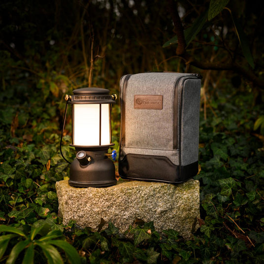 Eingeschaltete LM500 LED-Lampe neben ihrer Transporttasche im Outdoor Setting