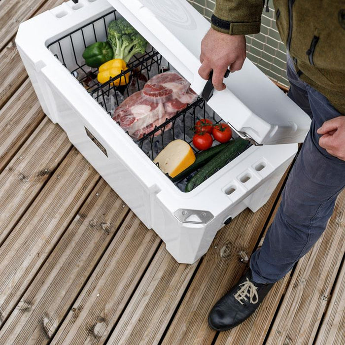 Person öffnet eine Kühlbox mit frischem Gemüse