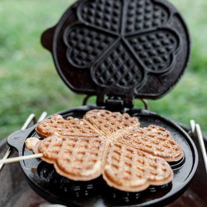 Frisch gebackene, goldbraune Waffel im Petromax Waffeleisen