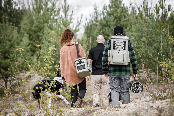 Personen im Freien die einen Kühlrucksack von Petromax tragen