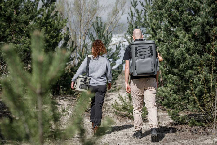 Wanderer mit einem Kühlrucksack und einer Kühltasche von Petromax