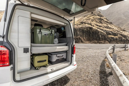 Camping-Kühlboxen im Van verstaut
