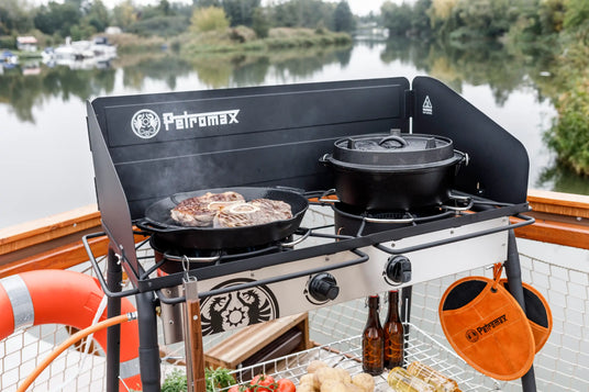 Feuertopf und Feuerpfanne stehen auf dem Gastisch von Petromax