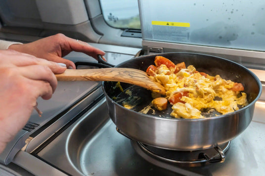 Person kocht beim Camping mit Dimego Kochgeschirr