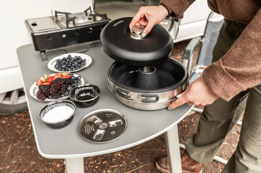 Frische Lebensmittel, bereit zum Backen im Dimego Camping Backofen