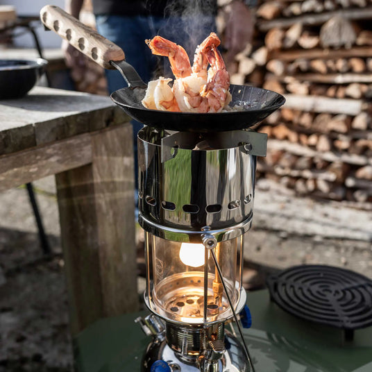Kochen in einer Pfanne über der Petromax HK500 Laterne