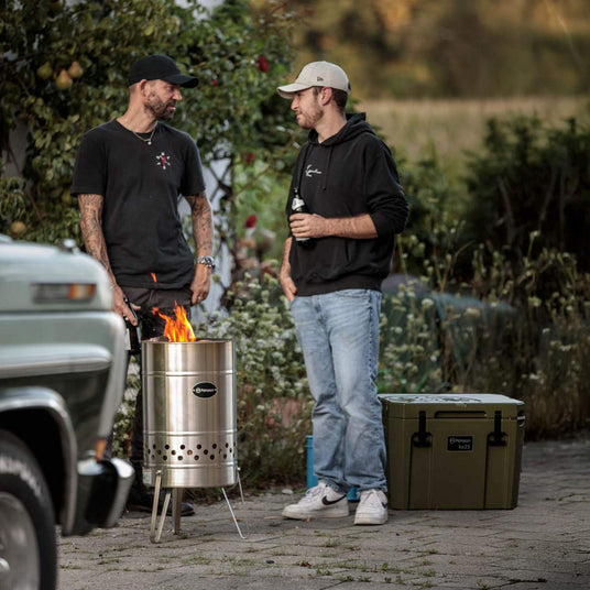 Zwei Personen genießen gemeinsam Zeit an der Feuertonne Pyron