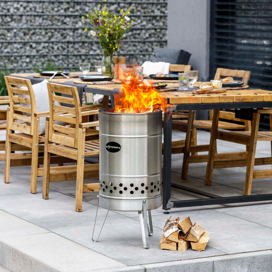 Brennende Feuertonne Pyron auf der Terrasse