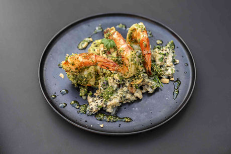 Rührei mit Riesengarnelen, Avocado-Salsa und Erdnusspesto