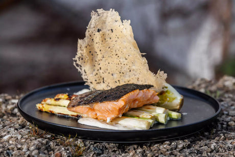 Gegrillte Seeforelle und Spargel mit gefülltem Babysalat und Schmand-Dip