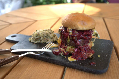 Cheese-Burger mit Grillgemüse, Brombeer-Chili-Dip, Spitzkraut und Speckchips