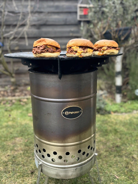 Saftiger Sloppy Joe Burger mit würzigem Hackfleisch in Tomatensauce auf geröstetem Brioche Bun, frisch vom Grill serviert