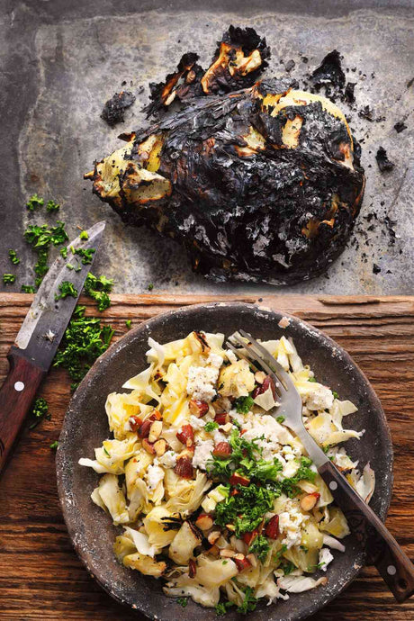 Glutkohl mit Feta und Salzmandeln
