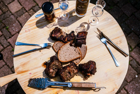 Olafs rückwärts gegarter Mutzbraten mit Brot auf einem Holztisch