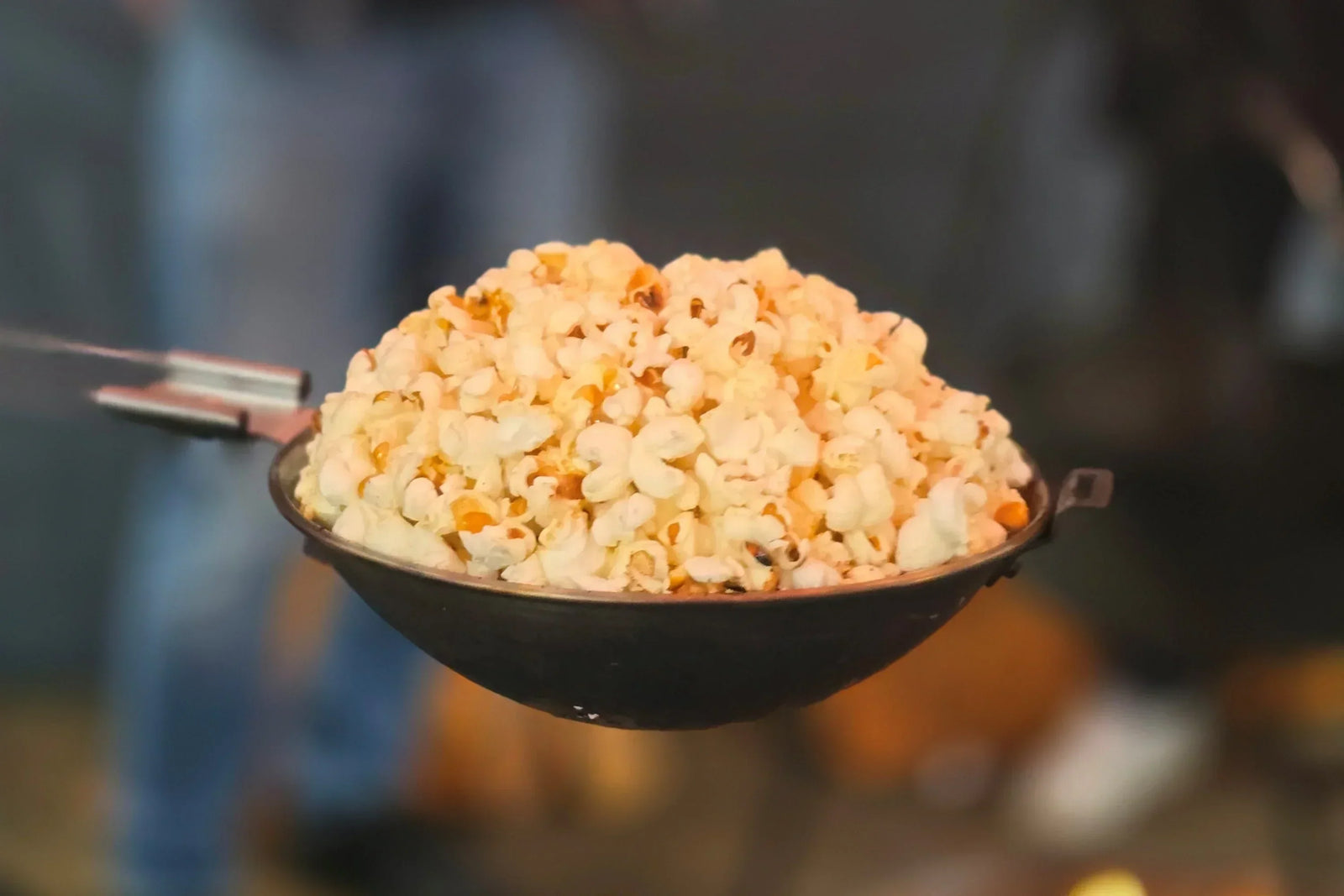Popcorn am Lagerfeuer machen – so gelingt der knusprige Outdoor-Snack