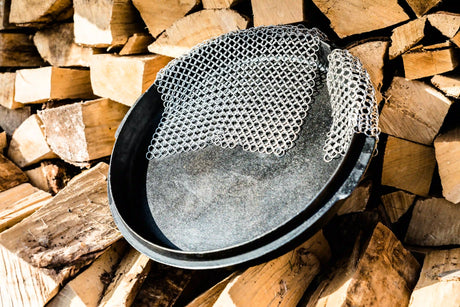 Gusseisen reinigen & pflegen: So bleiben Dutch Oven, Pfanne und Feuertopf lange einsatzbereit