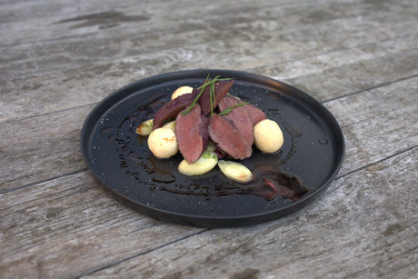 Rehrücken in Glühwein mit Spekulatiusknödel und karamellisierter Petersilienwurzel auf mariniertem Rotkohl