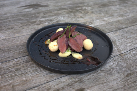 Rehrücken in Glühwein mit Spekulatiusknödel und karamellisierter Petersilienwurzel auf mariniertem Rotkohl
