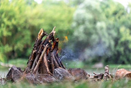Feuer ohne Feuerzeug: 5 naturnahe Methoden für Anfänger