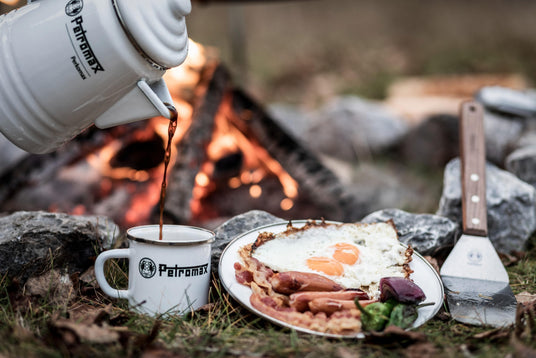 Essen und Kaffee im Perkolator und Emaille-Geschirr von Petromax, zubereitet im Freien