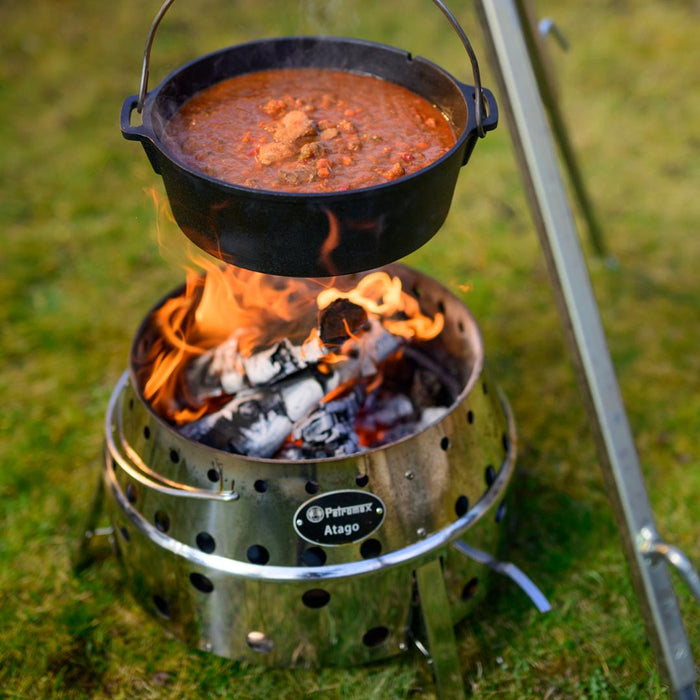 Kochender Eintopf über einem Atago-Grill