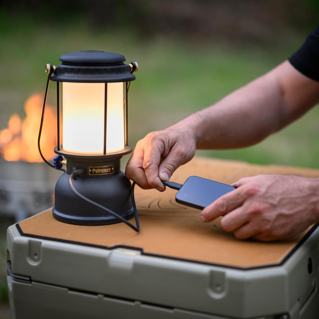LM500: Powerful LED lamp with rechargeable battery & power bank