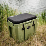 Kühlbox am Ufer eines Sees