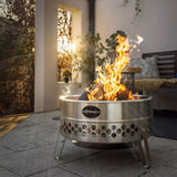 Entzündete Feuerschale Tyropit auf der Terrasse