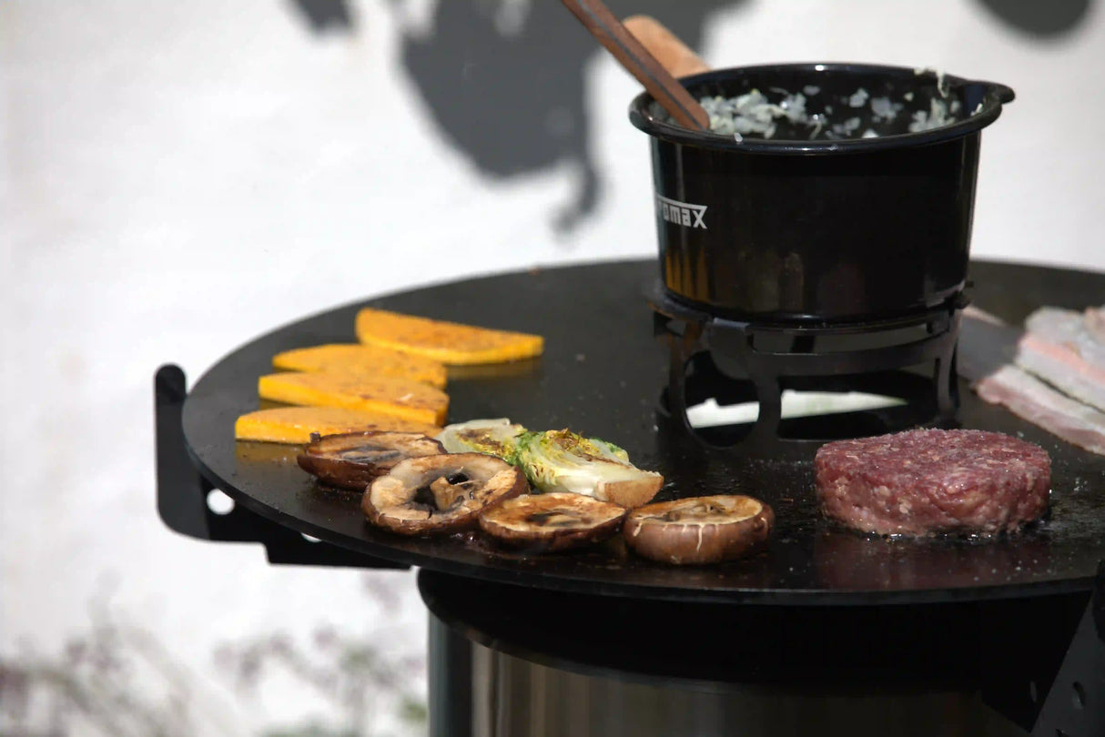 Gemüse und Fleisch grillen auf einer Pyron Platte