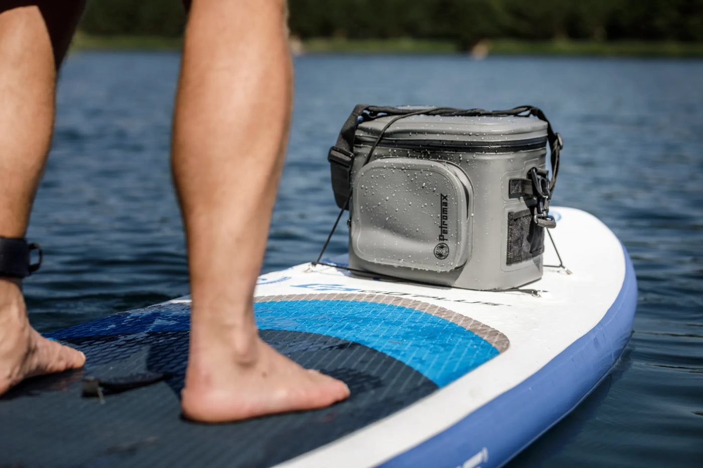 Petromax Kühltasche auf einem SUP